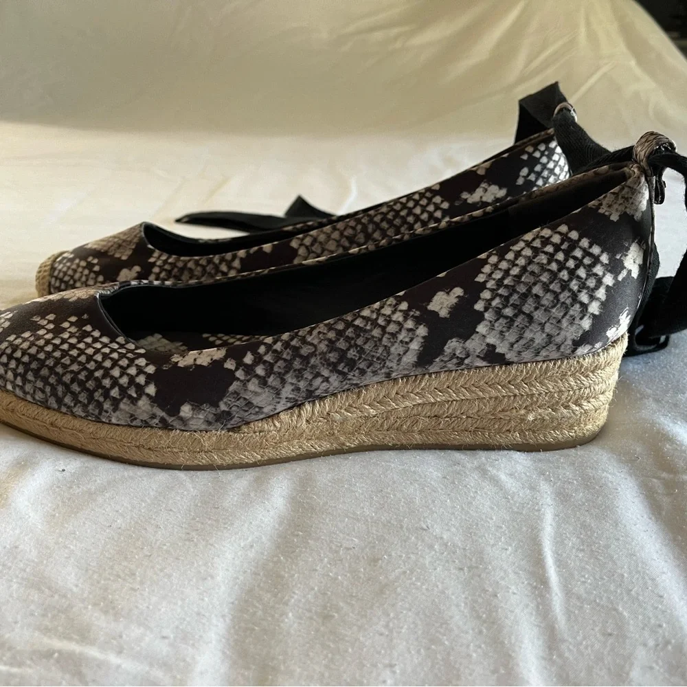 Tory Burch Heather Lace Up Wedge Espadrille Printed Satin Snake Print Sz 9.5 EUC
